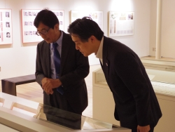 写真:展示を見る吉住区長