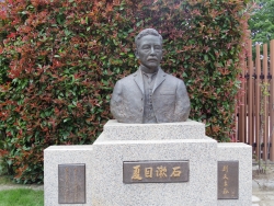 写真:記念館前の漱石像