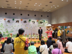 写真：挨拶する吉住区長