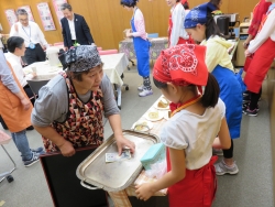 写真：子供達もお手伝い