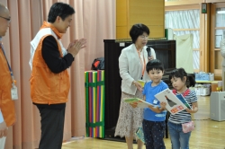 写真:区長から園へ絵本贈呈