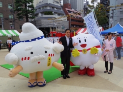 写真:ゆげじいと新宿あわわと一緒に
