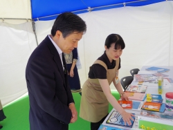 写真:記念館前の漱石像