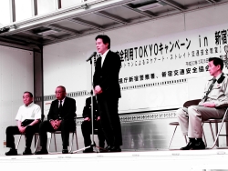 写真:挨拶する吉住区長