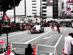 写真:スタントマンによる交通事故の再現1