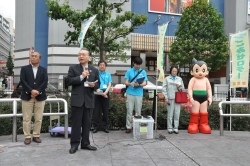 写真:挨拶する鈴木副区長