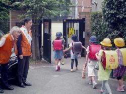 写真:四谷小校門での声掛け