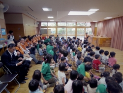 写真：大勢の子供たち