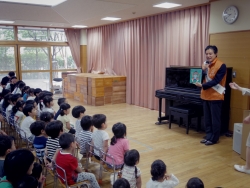 写真:読み聞かせの様子1