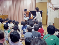 写真:読み聞かせの様子2