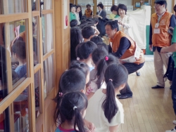 写真:子供達の見送りにタッチしている様子