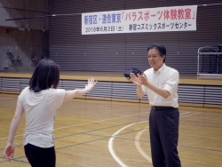 写真:アイマスクをつけた人を声で誘導している様子