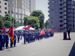 写真:挨拶する吉住区長1