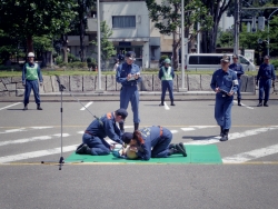 写真:応急救護の様子