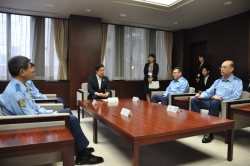 写真:覚書締結式の様子(テーブルの周囲に吉住区長と4警察署長が腰かけ、テーブルの上には記名用のペンがある)
