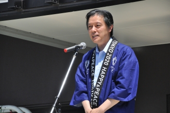 写真:777日前イベントで挨拶する吉住区長