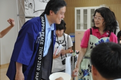 写真:体験コーナーを見学する吉住区長
