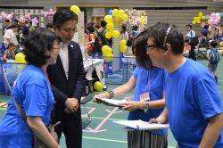 写真：実行委員会の皆さんと打ち合わせ