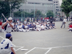 写真:始球式