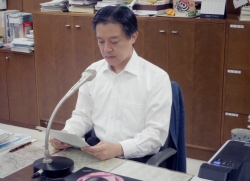 写真:放送中の吉住区長