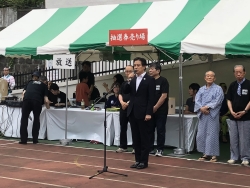 写真：挨拶する吉住区長