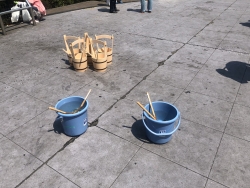 写真：打ち水の桶・バケツ