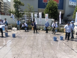 写真:打ち水の様子1