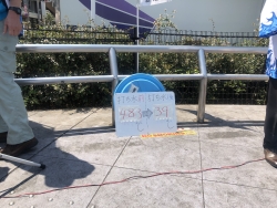 写真:打ち水前48.3℃から39℃に下がりました