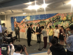 写真:絵本の贈呈1