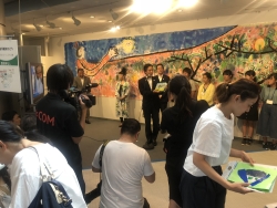 写真:絵本の贈呈2