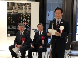 写真:挨拶する吉住区長2