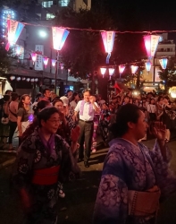 写真：盆踊りに参加する吉住区長