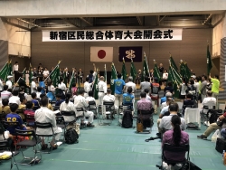 写真:選手宣誓 参加団体の団旗と共に
