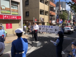 写真:挨拶する吉住区長