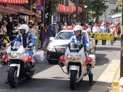 写真:白バイとパトカーの先導