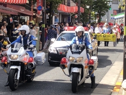 写真：白バイとパトカーの先導