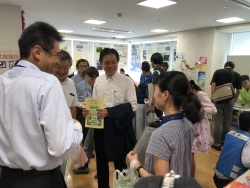 写真:出店者とお話する吉住区長
