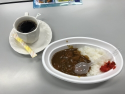 写真:飲食コーナーのカレーライス