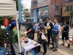 写真:模擬店の焼き鳥販売