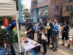 写真：模擬店の焼き鳥販売