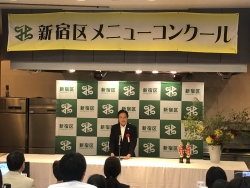 写真:挨拶する吉住区長
