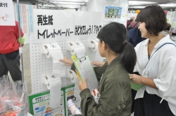 ブース出展の様子(再生紙トイレットペーパーを当てるクイズ)