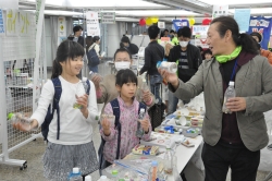 ブース出展の様子(空きペットボトルで打楽器を制作)