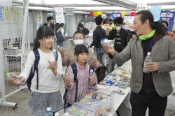 ブース出展の様子（空きペットボトルで打楽器を制作）