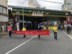 写真:大久保通りのパレード