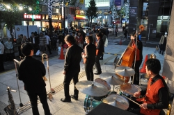写真:昨年の点灯式(デキシーパラダイスの演奏)