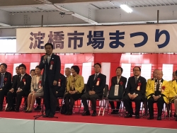 写真:挨拶する吉住区長