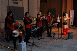 写真:アトムくんもジャズ演奏を応援