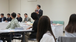 写真:若者会議で挨拶する吉住区長