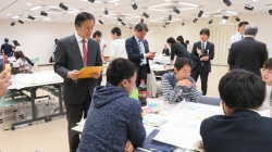 写真:討議の様子を見学1